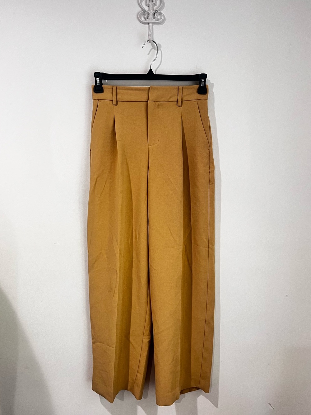 Women’s Wide-Leg Pleated Pants in Mustard